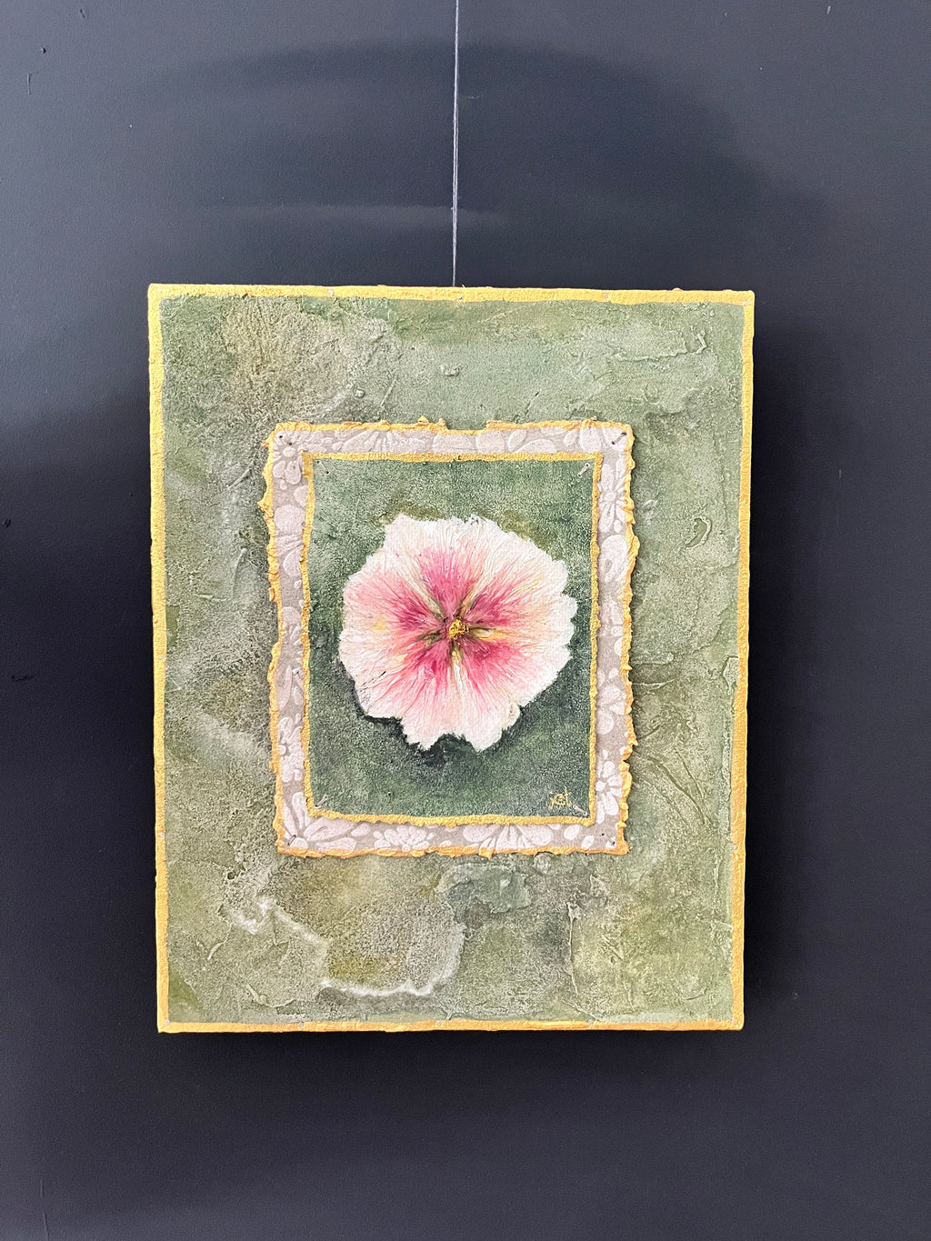 Mini Stokroos — Botanisch Schilderij met Verborgen Boodschap