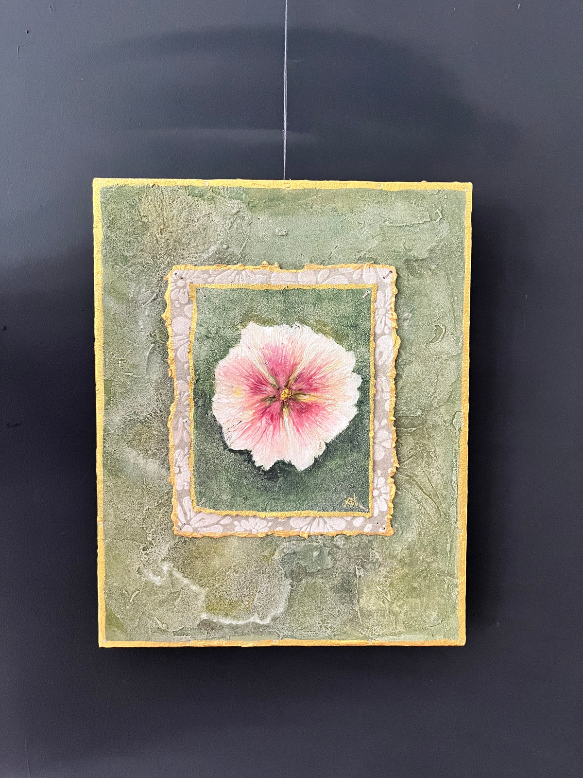 Mini Stokroos — Botanisch Schilderij met Verborgen Boodschap