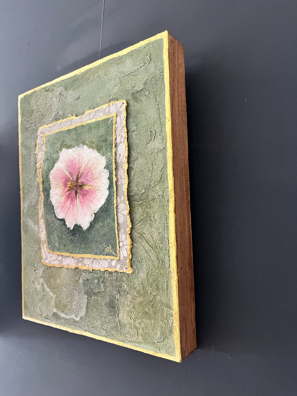 Mini Stokroos — Botanisch Schilderij met Verborgen Boodschap