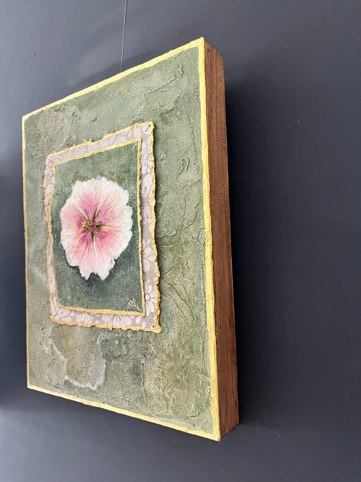 Mini Stokroos — Botanisch Schilderij met Verborgen Boodschap