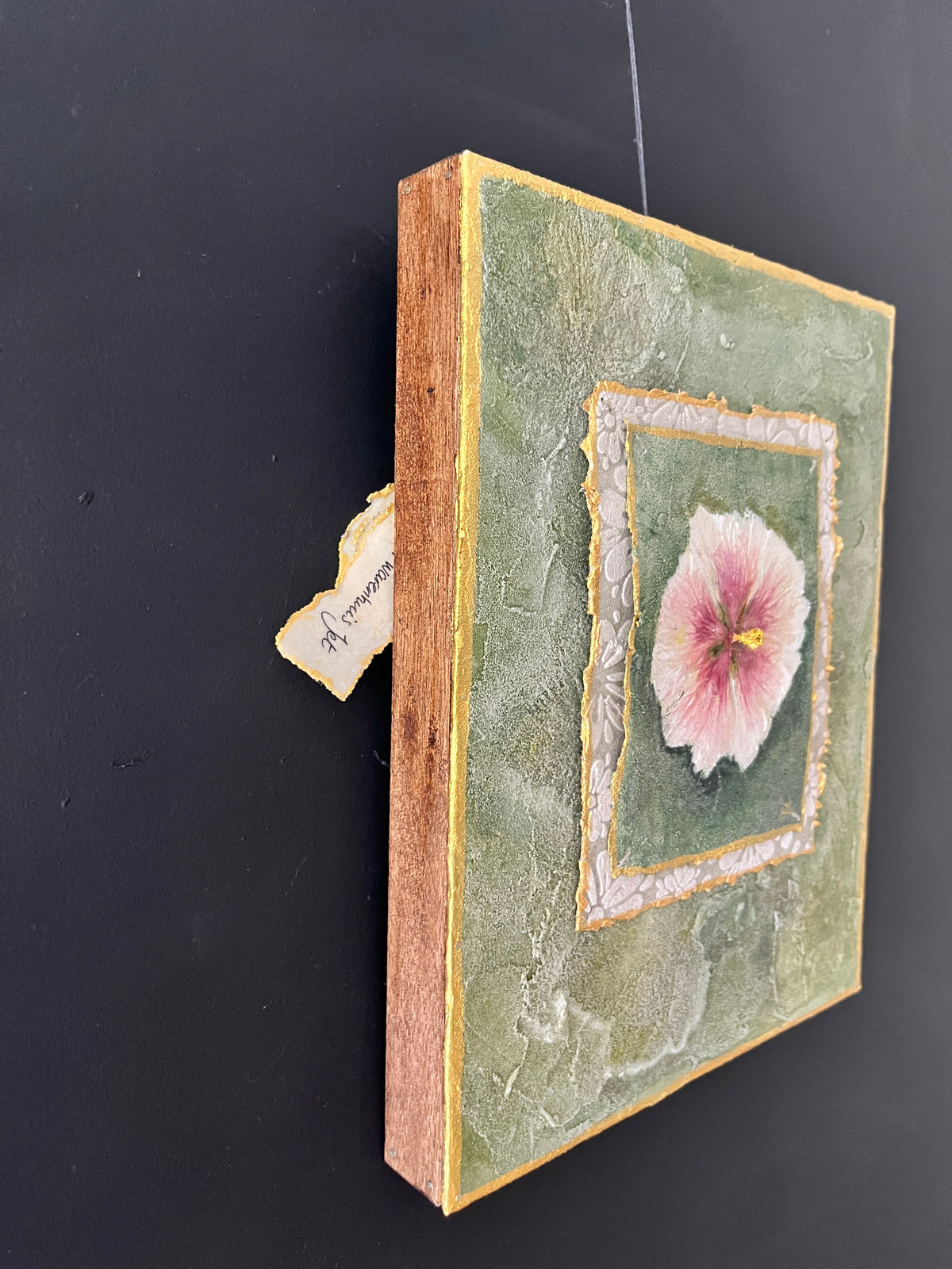Mini Stokroos — Botanisch Schilderij met Verborgen Boodschap