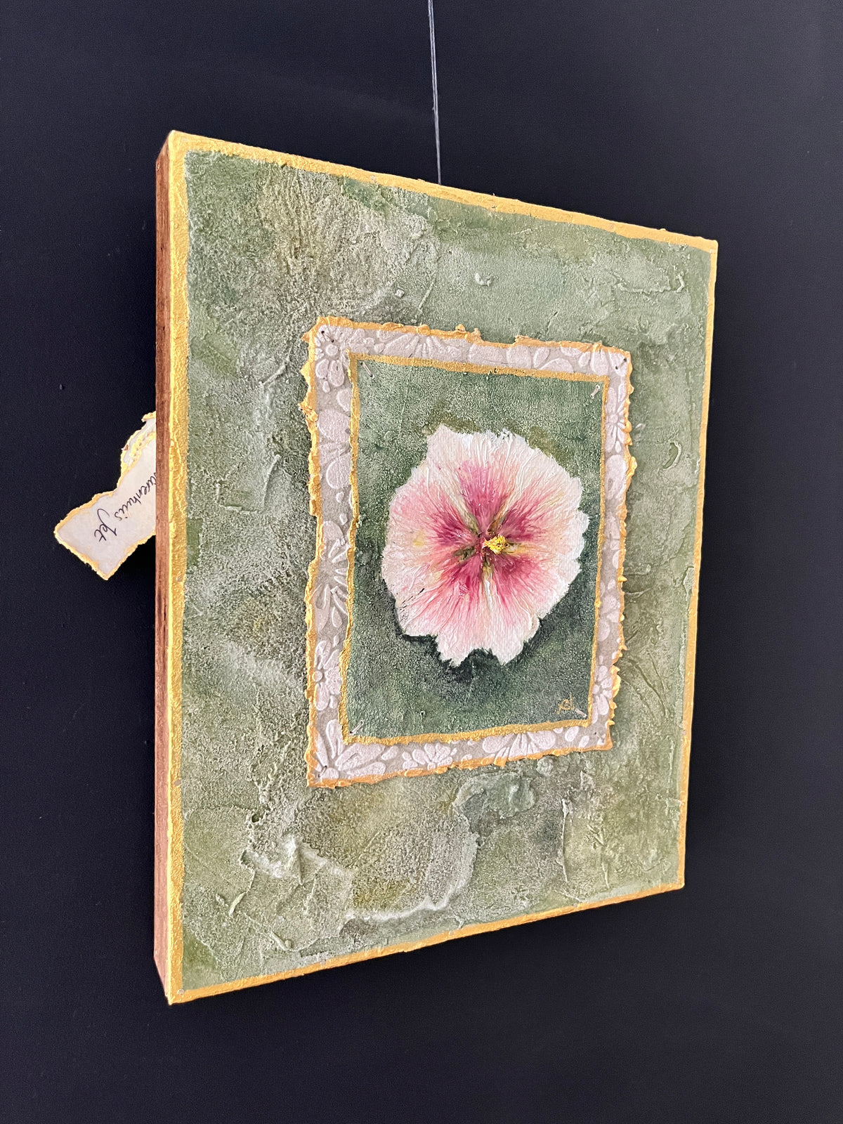 Mini Stokroos — Botanisch Schilderij met Verborgen Boodschap