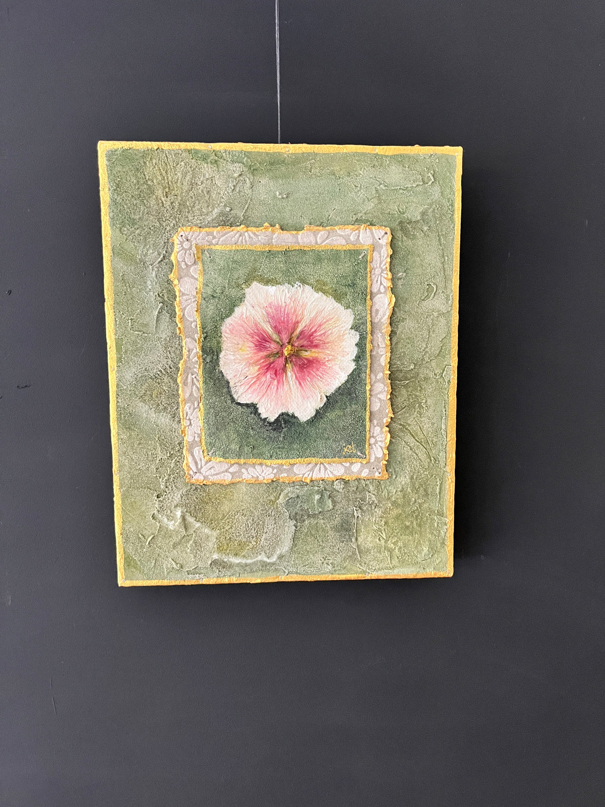 Mini Stokroos — Botanisch Schilderij met Verborgen Boodschap