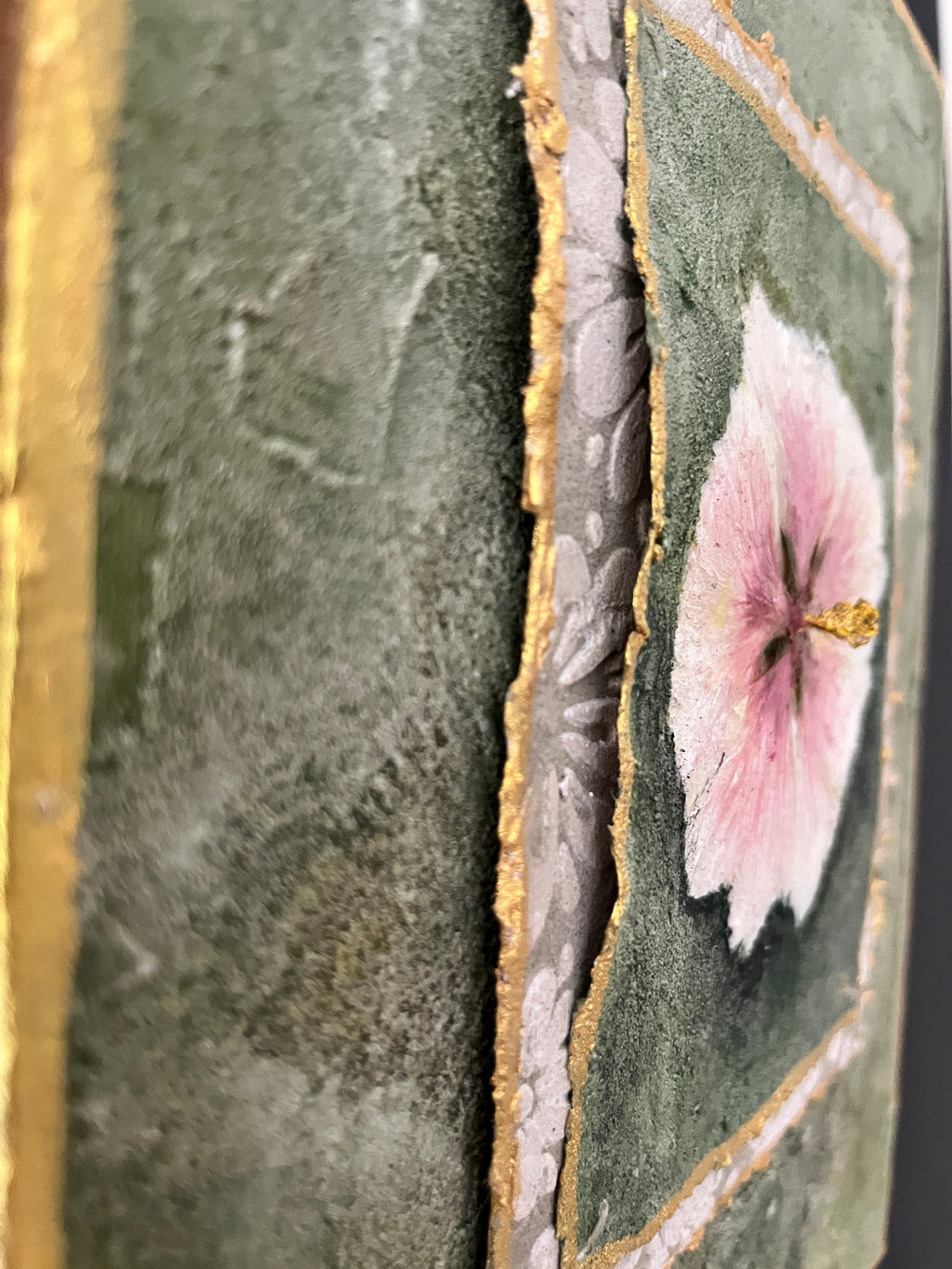 Mini Stokroos — Botanisch Schilderij met Verborgen Boodschap