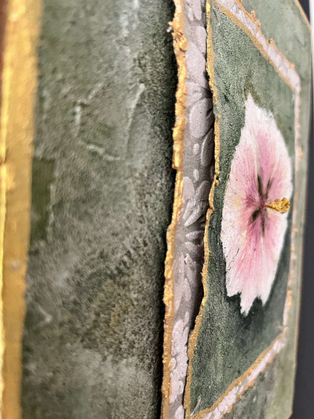 Mini Stokroos — Botanisch Schilderij met Verborgen Boodschap