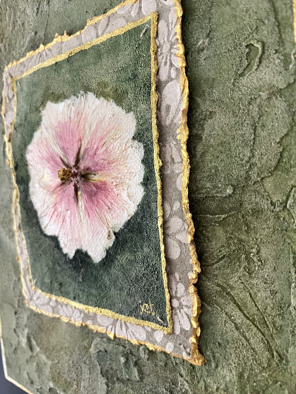 Mini Stokroos — Botanisch Schilderij met Verborgen Boodschap