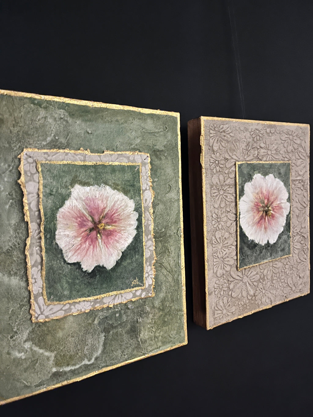 Mini Stokroos — Botanisch Schilderij met Verborgen Boodschap