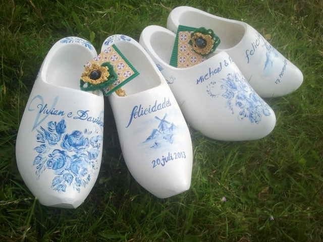 Set Delft blue handpainted flower clogs with kissing farmer and farmer's wife, rural wedding gift idea with name to walk on